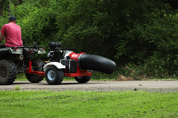 Cyclone KB7 blower on roadside clearing leaves